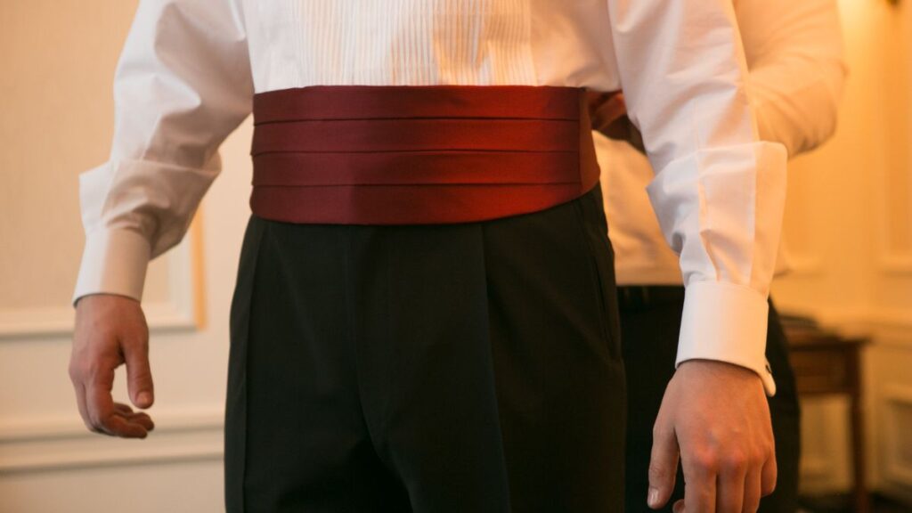 how to wear a Cummerbund